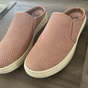 Sofft slides leather slip on loafer sneakers. Beautiful condition. SALE